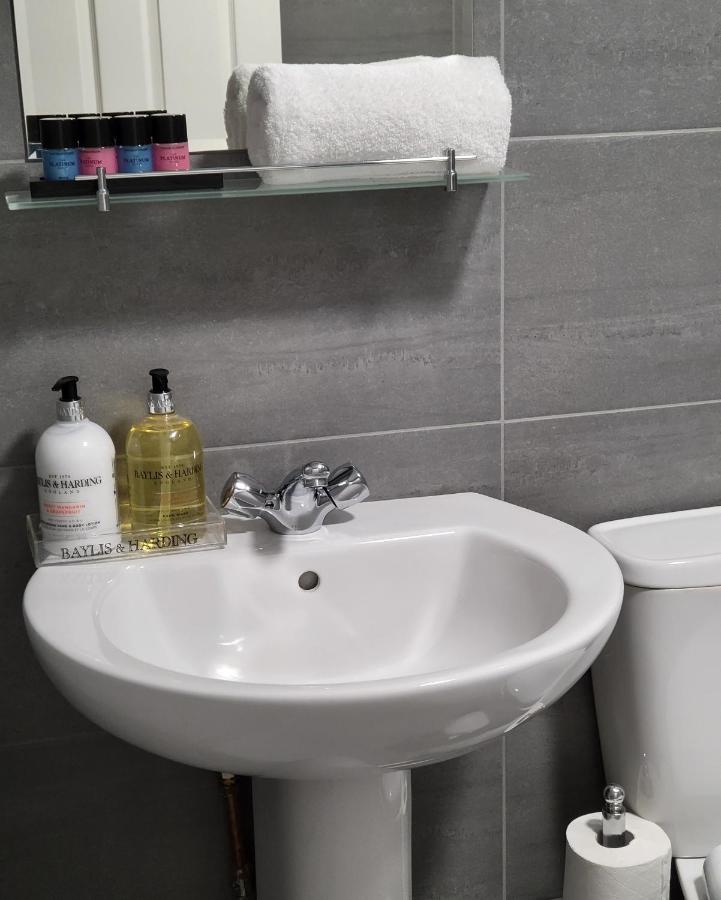 פלמסטד Garland Modern 2 Bedroom Apartment With Parking London מראה חיצוני תמונה
